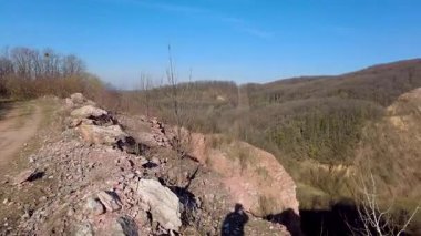 Sırbistan 'daki Fruska Gora Ulusal Parkı' nda bir taş ocağı. Sırp Fruska Gora 'daki Terk Edilmiş Taş ocağı 