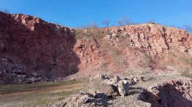 Sırbistan 'daki Fruska Gora Ulusal Parkı' nda bir taş ocağı. Sırp Fruska Gora 'daki Terk Edilmiş Taş ocağı 