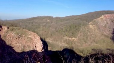 Sırbistan 'daki Fruska Gora Ulusal Parkı' nda bir taş ocağı. Sırp Fruska Gora 'daki Terk Edilmiş Taş ocağı 