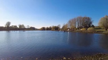 Sırbistan 'ın Novi Sad kentindeki Tuna' daki Sodros Gölü plajı. 4K video