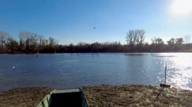 Sırbistan 'ın Novi Sad kentindeki Tuna' daki Sodros Gölü plajı. 4K video