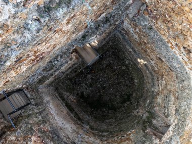 Fruska gora, Sırbistan - 01 Mart 2026: Vrdnik Kulesi (Sırpça: Vrdnicka kula) Fruska Gora 'da yıkılmış bir medya kulesidir. Vrdnik kulesi İHA 'dan çekilmiş.