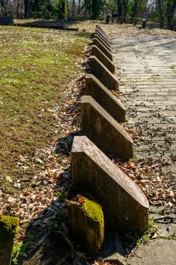 Fruska gora, Sırbistan - 01 Mart 2026: Rohalj Baze, Sremska Mitrovica yakınlarındaki Divos köyünün yukarısındaki Fruska Gora 'da 2. Dünya Savaşı' ndan kalma bir anıt..