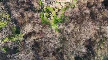 Vrdnik, Sırbistan - 01 Mart 2026: Vrdnik Kulesi (Sırpça: Vrdnicka kula) Fruska Gora 'da yıkılmış bir medya kulesidir. Vrdnik Kulesi 4K 'nın İHA görüntüleri