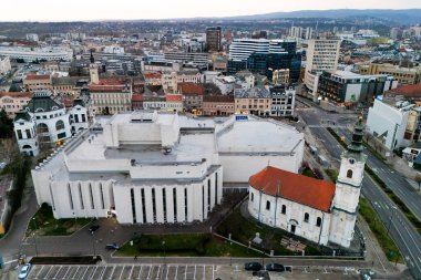 Novi Sad, Sırbistan - 12 Mart 2026: Novi Sad 'daki Sırp Ulusal Tiyatrosu' nun havadan görüşü