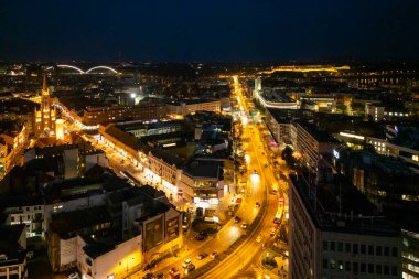 Novi Sad, Sırbistan - 12 Mart 2026: Novi Sad 'ın merkezi gece bir insansız hava aracından görülüyor. Mihajla Pupin Bulvarı, Kralja Aleksandra Caddesi ve Özgürlük Meydanı 'nın havadan görünüşü
