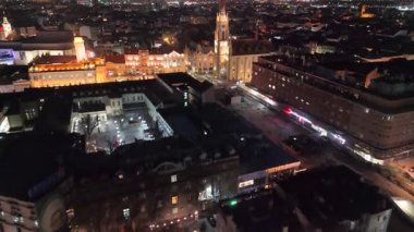 Novi Sad, Sırbistan - 12 Mart 2026: St. Mary Katolik Katedrali ve Sırbistan 'ın Novi Sad kentindeki belediye binası üzerinde bir İHA uçuyor