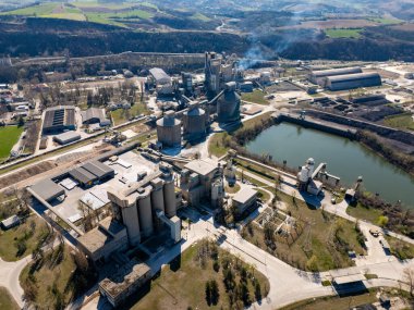 Beocin, Sırbistan - 15 Mart 2026: Sırbistan 'ın Beocin kentinde çimento fabrikası. Sırbistan 'daki çimento fabrikasının hava manzarası