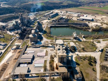 Beocin, Sırbistan - 15 Mart 2026: Sırbistan 'ın Beocin kentinde çimento fabrikası. Sırbistan 'daki çimento fabrikasının hava manzarası