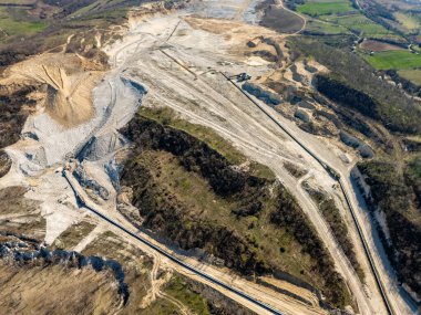 Kum çukuru endüstriyel kuvars madenciliği. Sırbistan 'da kum yatağı