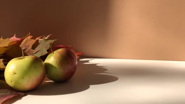 Kilka Jabłek Liści Klonu Leżących Gry Twardego Światła Stole Brązowym — Wideo stockowe