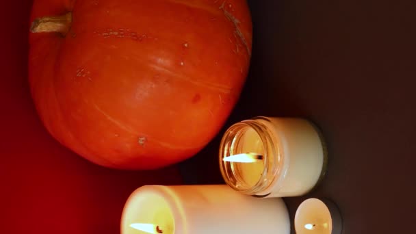 Verticale Video Kaarsen Aansteken Met Pompen Tafel Halloween Sfeer Decoratie — Stockvideo