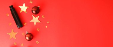 Kremalı beste, kırmızı arka planda losyon esprisi. Güzellik kavramı, noel hediyesi, tatil, yeni yıl, kutlama, cilt bakımı, üst görünüm, telif alanı, pankart.