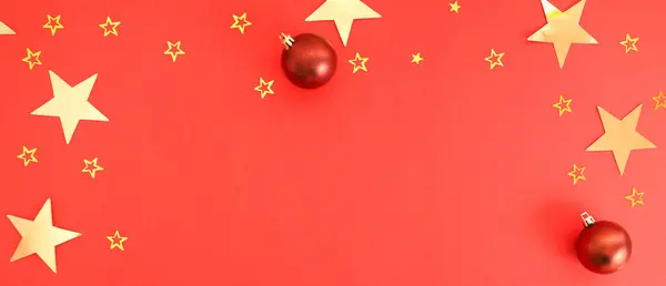 Різдвяні Прикраси Червоному Тлі Золотими Зірками Конфетті Кульками Ягодами Концепція — стокове фото
