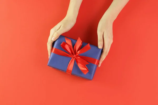 Hände Halten Weihnachtsgeschenk Auf Rotem Hintergrund Konzept Urlaubsstimmung Neujahr Feier — Stockfoto