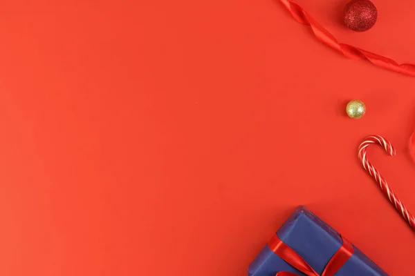 赤い背景のクリスマスの装飾 コンセプト休日の雰囲気 お祝い グリーティングカード フラットレイ トップビュー フレーム コピースペース — ストック写真