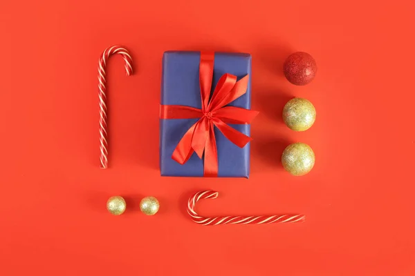 Mains Tenir Cadeau Noël Avec Décoration Sur Fond Rouge Concept — Photo