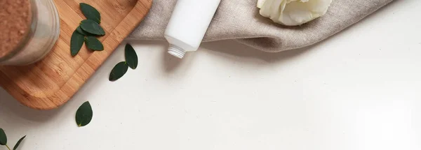 Bambu diş fırçası, doğal macun ve bej rengi pamuk havlu, yaprak, çiçek, beyaz arka plan afişi. Çevre dostu kavramı, kopyalama, sıfır atık.