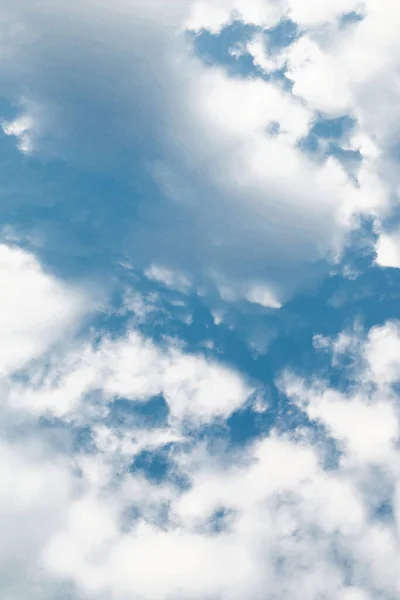 Güneşli bir günde bulutlu mavi gökyüzü. Tasarım için arka planı kavra.