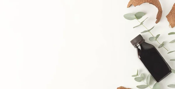 Beyaz arka planda hindistan cevizi yağıyla bezenmiş düz bir kompozisyon. Güzelliği kavramsal olarak doğal vitamin kozmetik ürünü, cilt bakımı, üst görünüm, afiş, telif alanı.