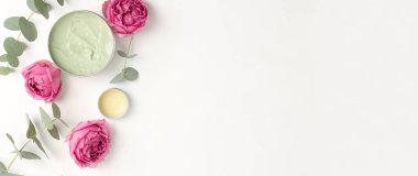 Saç maskeli yumuşak bez kompozisyon, beyaz arka planda çiçekler. Güzelliği kavramsal olarak doğal vitamin kozmetik ürünü, cilt bakımı, üst görünüm, kopyalanma alanı, afiş.