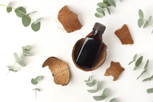 Beyaz arka planda hindistan cevizi yağlı düz konum. Güzellik kavramı doğal vitamin kozmetik ürünü, cilt bakımı, üst görünüm..