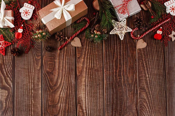 Natural christmas wooden background with lower copy space. Wooden boards with evergreen holiday decorations. — Stock Photo, Image