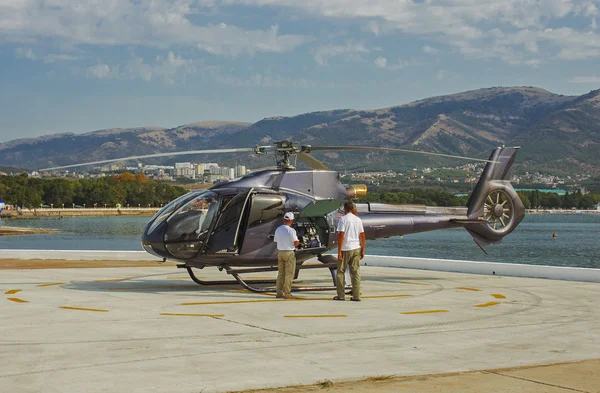 A helikopter, a parkolóban, a légi show — Stock Fotó