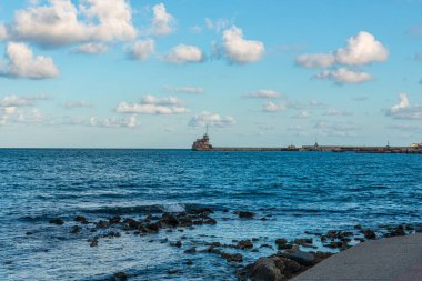 Feodosia tatil köyündeki deniz manzarası, rıhtım ve deniz feneri.