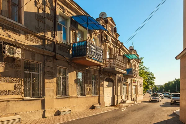 Yevpatoria 'nın eski bölgesinde, iki katlı binalarla dolu dar bir cadde.