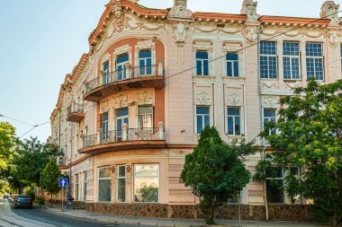 Evpatoria 'daki ev 19. yüzyılın sonlarında ve 20. yüzyılın başlarında güzel bir dış mimari kaplamayla inşa edilmiş.