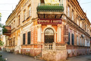 Evpatoria 'daki ev 19. yüzyılın sonlarında ve 20. yüzyılın başlarında güzel bir dış mimari kaplamayla inşa edilmiş.