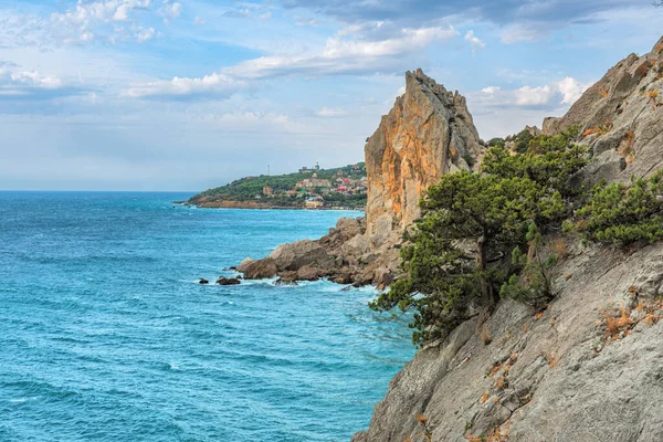 Deniz Burnu, Simeiz şehrinin yakınındaki Karadeniz kıyısında. Karadeniz 'in bazı yerlerindeki sarp kayalıklar kıyı şeridi haline gelir.