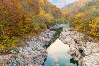 Belaya Nehri, Rusya 'nın Adygea Cumhuriyeti' ndeki en büyük nehirdir. Yaz yağmursuzdu ve nehir çok sığdı.