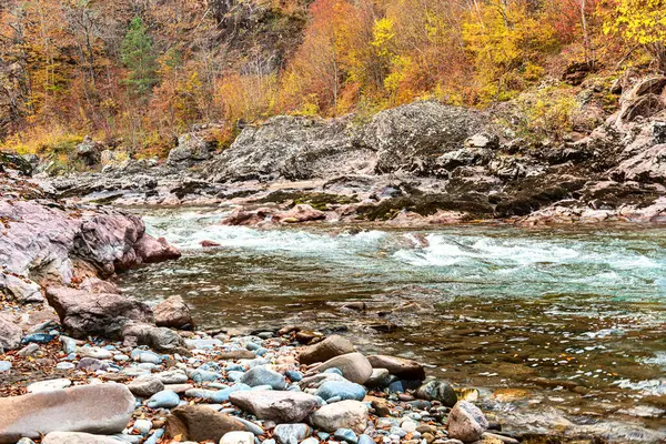 Belaya nehri yatağı Rusya 'daki Adygea Cumhuriyeti' nde derin bir vadinin, kanyonun dibinde.