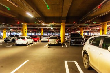 Kasım 2020 'nin başında, tatil öncesi salgın sırasında Krasnodar kentinin en büyük hipermarketlerinden birine araba park etmek....