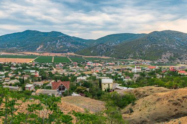Dağlarla çevrili bir ovada köy