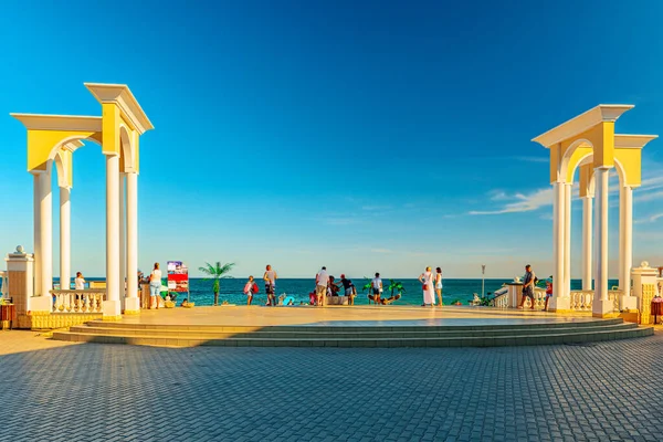 Evpatoria 'daki merkez plajın Colonnade girişi