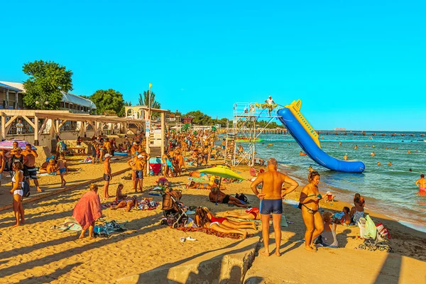 Large Gathering People Summer Season Sandy Beach Resort Town — Stock Photo, Image
