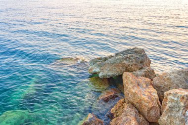 Sahilde büyük taşlar