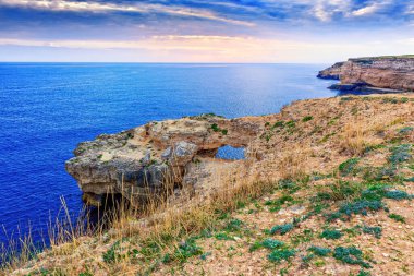 Yüksek sarp kayalıkları olan deniz manzarası