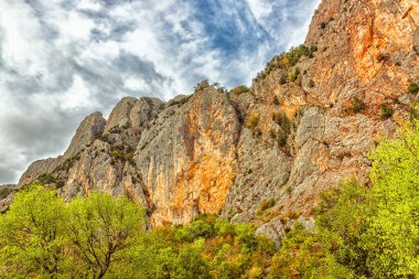 Dikenli duvarları olan uçurumların dramatik sonbahar manzarası