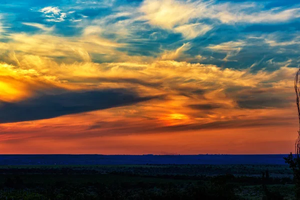 Una Puesta Sol Colores Brillantes Sol Está Detrás Las Nubes — Foto de Stock