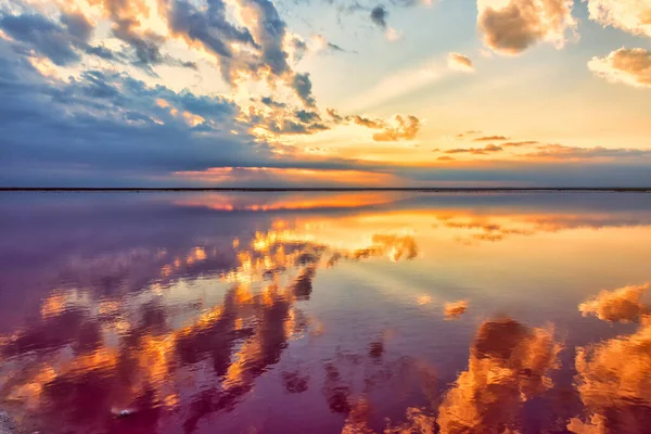 Calma Gran Lago Amanecer Mañana Refleja Agua Lago Salado Agua — Foto de Stock