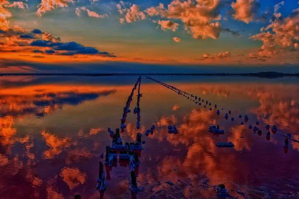 Temprano Mañana Sol Sigue Bajo Horizonte Cielo Con Nubes Refleja — Foto de Stock