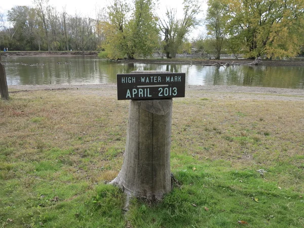 Cartel de poste de madera de alta agua que muestra la altura de la inundación de abril de 2013 en el río Fox — Foto de Stock