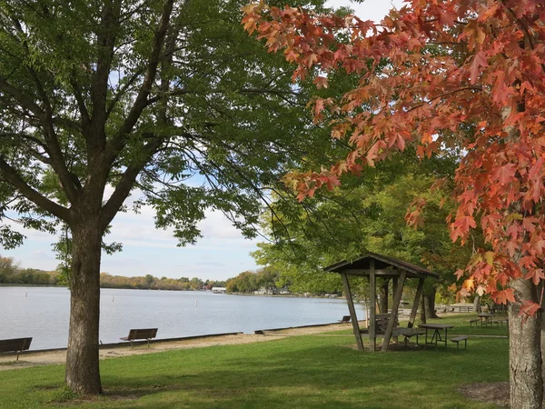 Początku jesieni drzewa krajobraz wzdłuż rzeki Lis w Mchenry Dam w Illinois — Zdjęcie stockowe