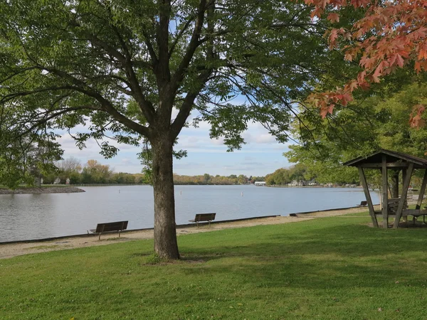 Początku jesieni drzewa krajobraz wzdłuż rzeki Lis w Mchenry Dam w Illinois — Zdjęcie stockowe