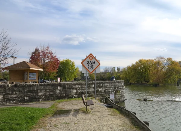 Presa McHenry y área a lo largo del río Fox a principios de otoño de 2014 —  Fotos de Stock