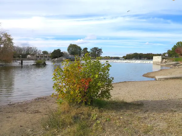 Barrage McHenry et région le long de la rivière Fox au début de l'automne 2014 — Photo